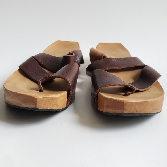 Cydwok | Leather Thong Wooden Sandals - Picture 3 of 12